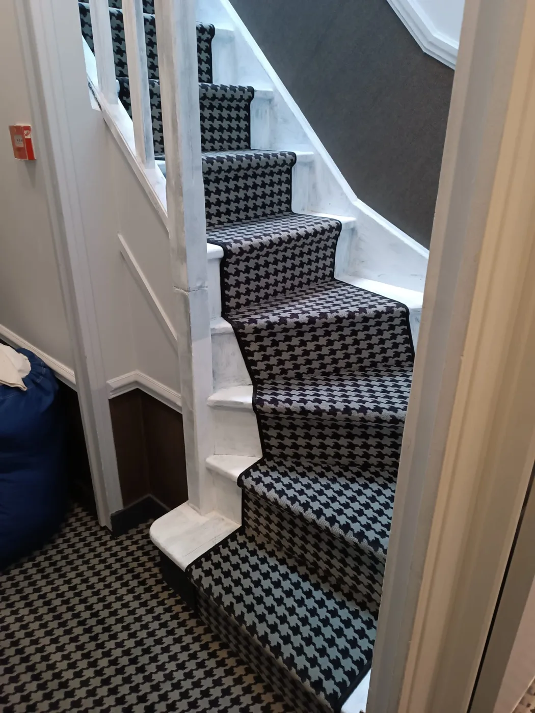 Escalier recouvert de moquette à motifs, réalisation Phénix Carpets